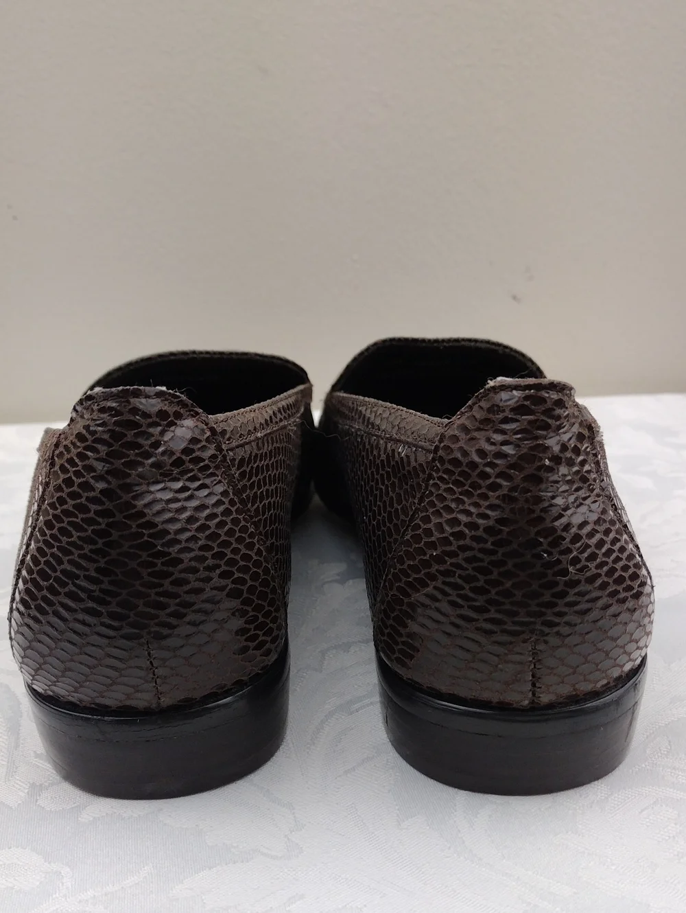 Trotters Brown Snakeskin Embossed Leather Almond Toe Low Heel Slip On Loafer